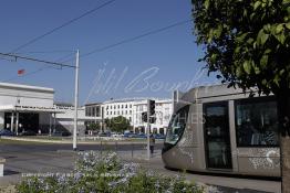 Image du Maroc Professionnelle de  Le Tramway passe devant la gare Rabat ville, Jeudi 6 Octobre 2011. (Photo / Abdeljalil Bounhar)

 